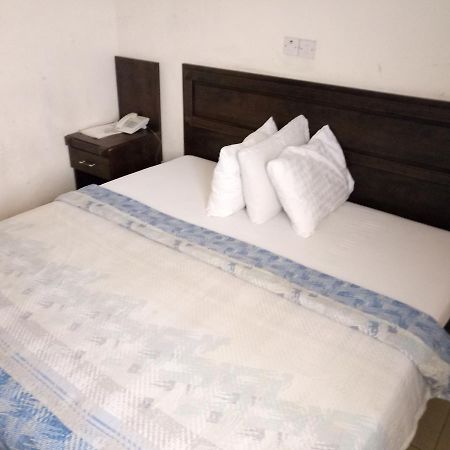 Hotel Benizia Asaba Exteriör bild