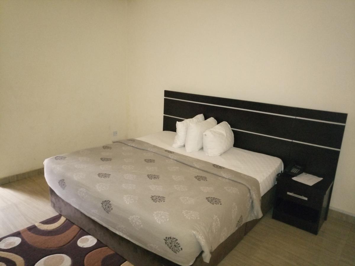 Hotel Benizia Asaba Exteriör bild