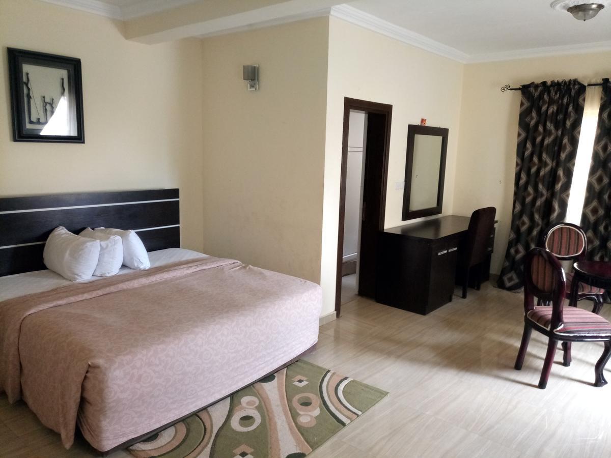 Hotel Benizia Asaba Exteriör bild