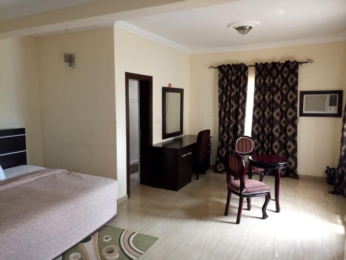Hotel Benizia Asaba Exteriör bild